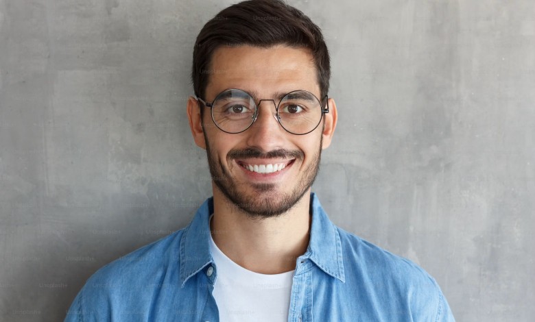 مرد در حال لبخندزدن