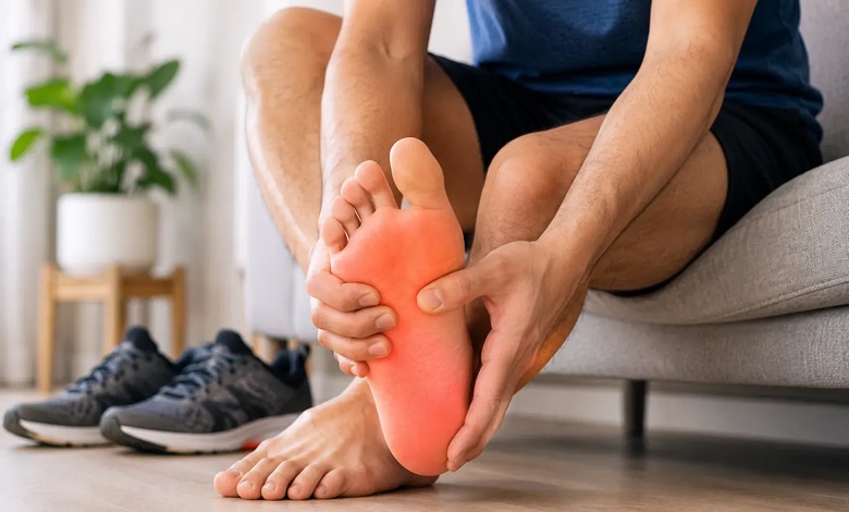 برای سوزش کف پا چی بخوریم؟ درمان خانگی و داروهای مؤثر