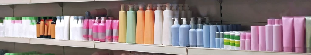 محصولات زیبایی چیده شده در قفسه جای خود را به دستگاه های زیبایی چین می‌دهند